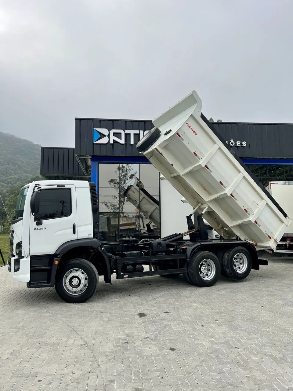 VW 24-260 Truck 6x2 2023 Basculante 12m3 Baixo KM