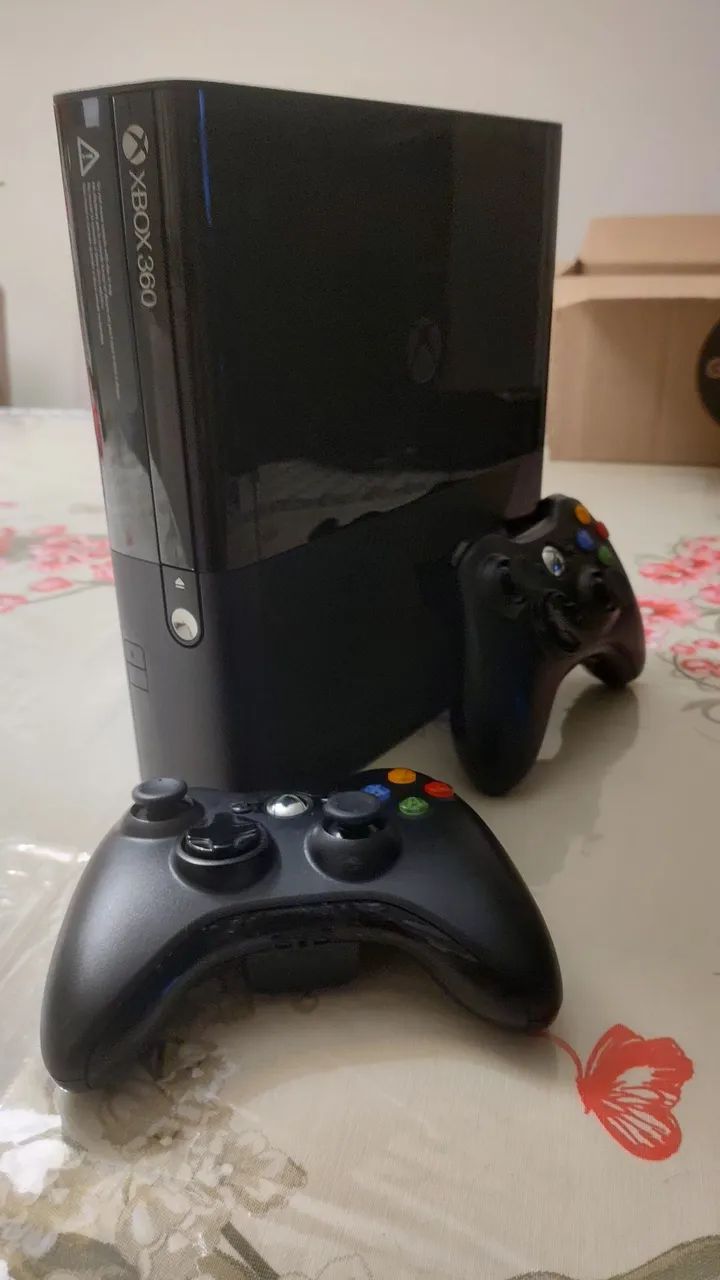 Xbox 360 Super Slim 4GB com 2 Controles (leia a descrição)