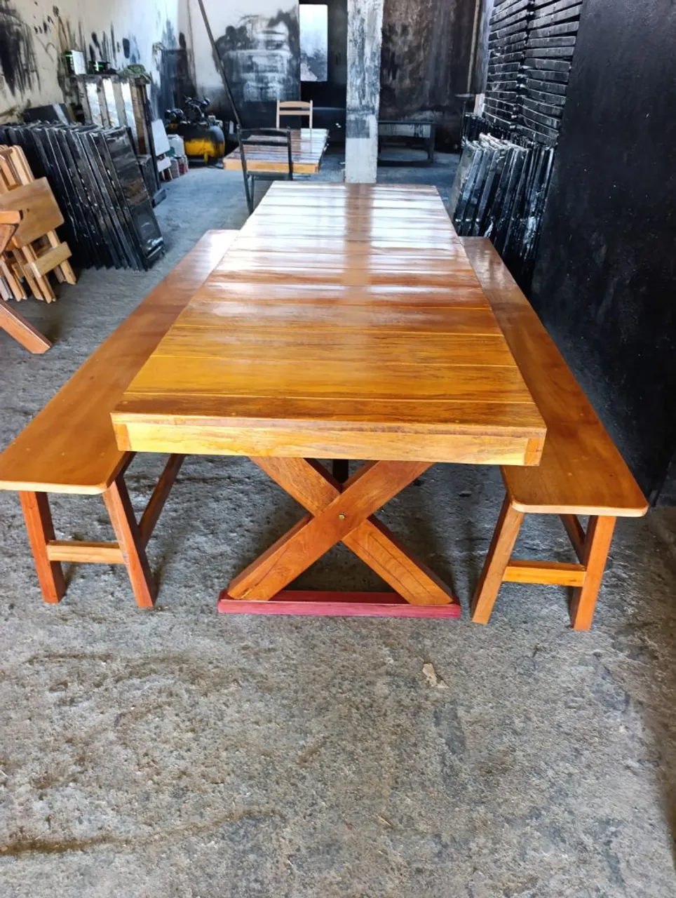 Conjunto de mesa e bancos de madeira para área externa