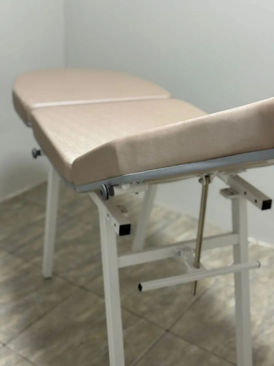 Maca de Estética de Luxo com Mocho - Sofisticação e Conforto para seu Espaço! - Foto 3