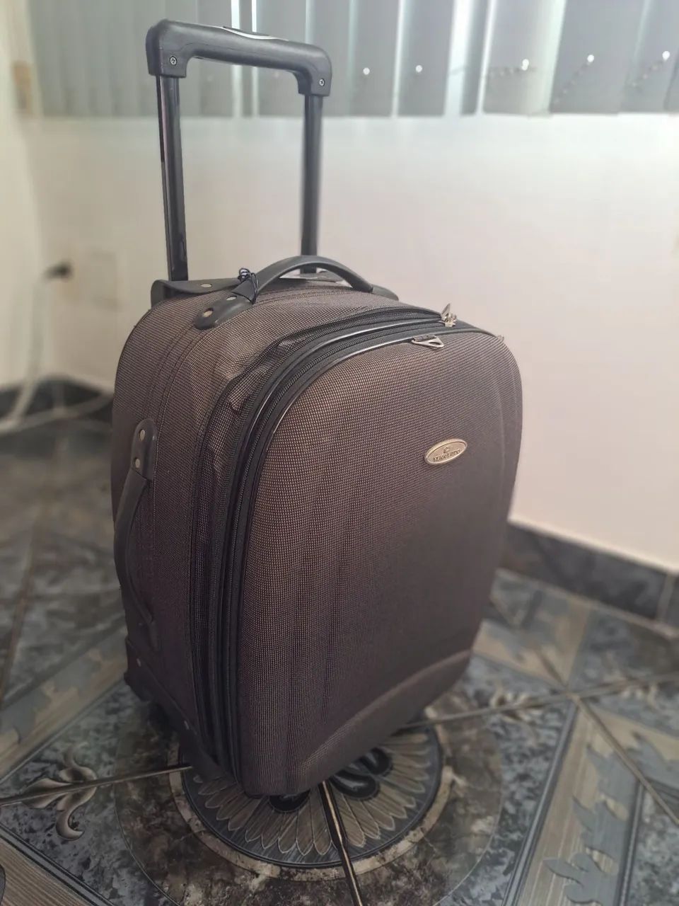 Mala de viagem cinza tam media com alça e rodinhas - Foto 2