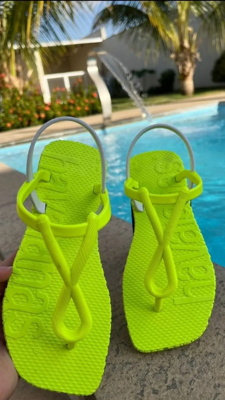 Sandália Havaianas Neon com Tiras Delicadas