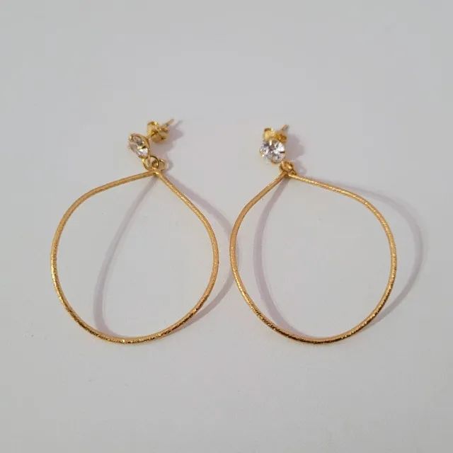 Brinco argola dourada com pedrinha brilhante