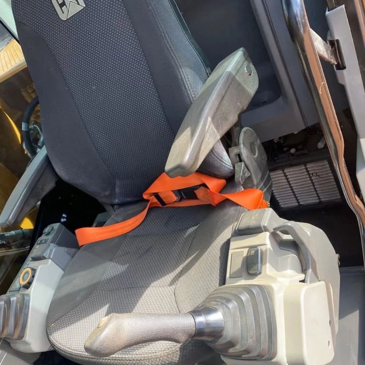 ESCAVADEIRA CATERPILLAR 2024 - Foto 6