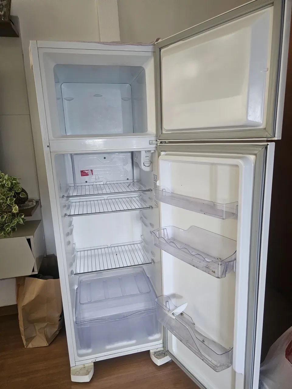 Vendo uma geladeira DC35A gelo seco b conservada (Entrego) - Foto 4