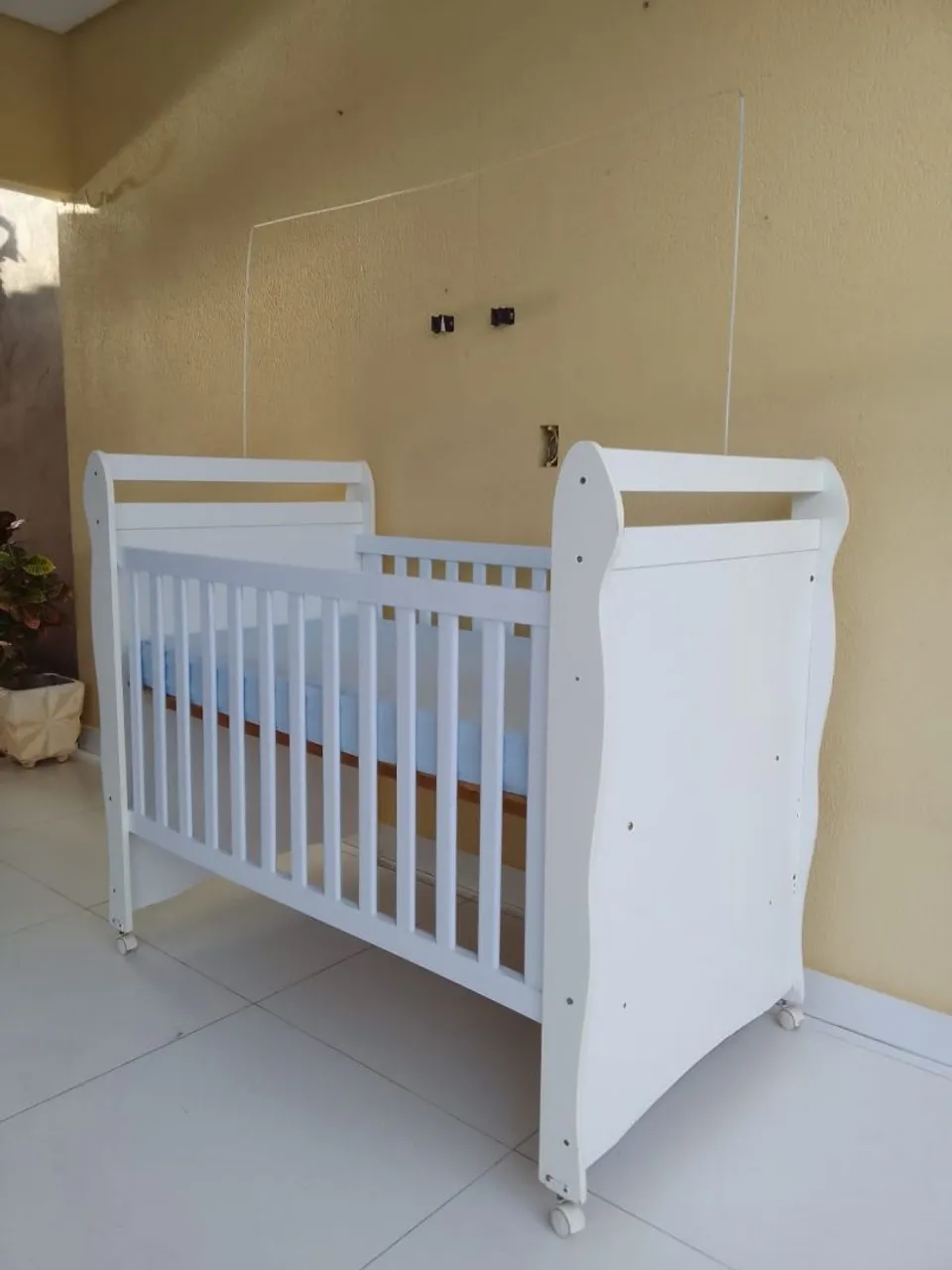 Berço Infantil Branco com Rodinhas