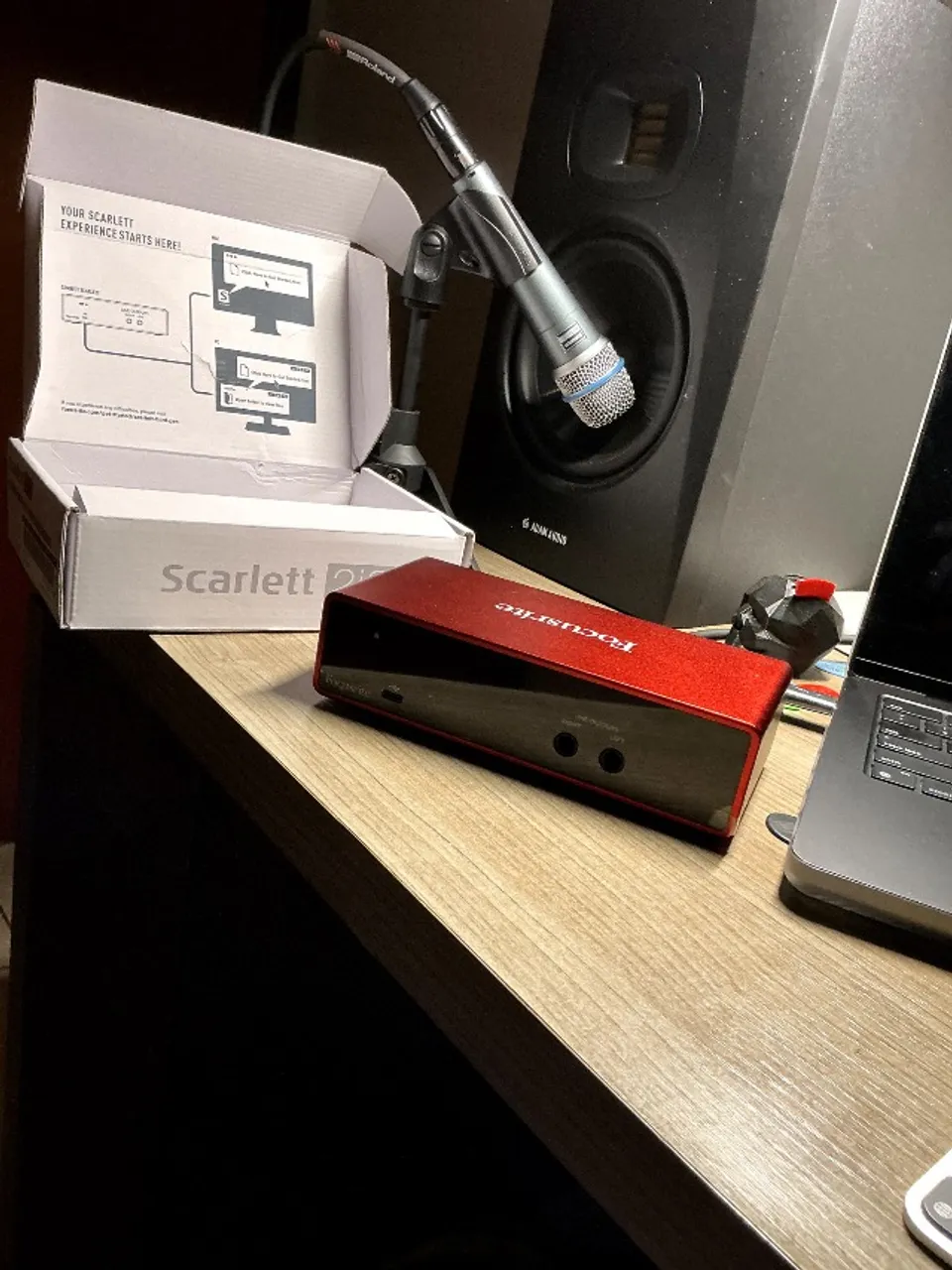 Interface de Áudio Focusrite Scarlett 2i2 - 3ª Geração