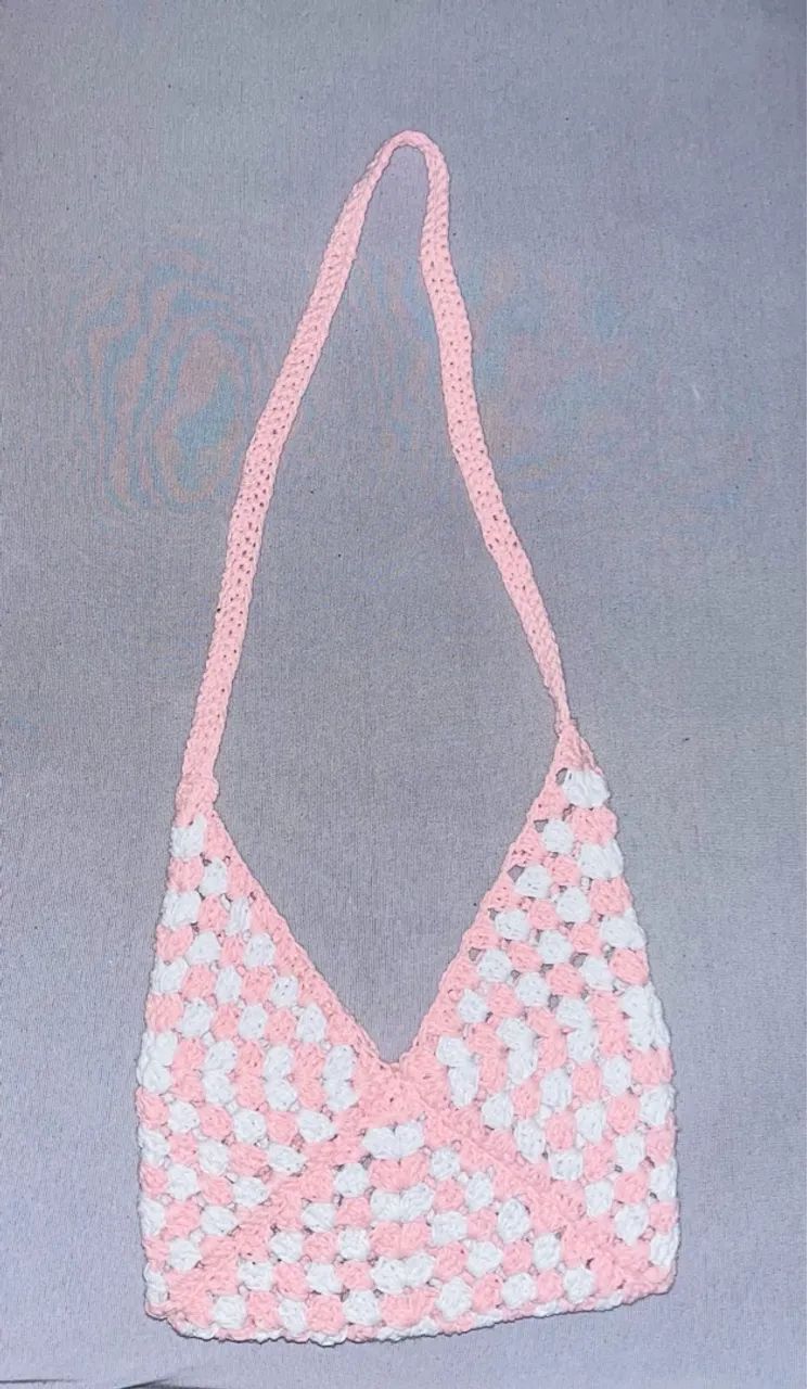 Bolsa de ombro rosa e branca em crochê