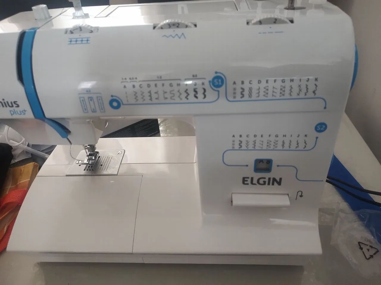 Máquina de Costura Elgin Genius Plus