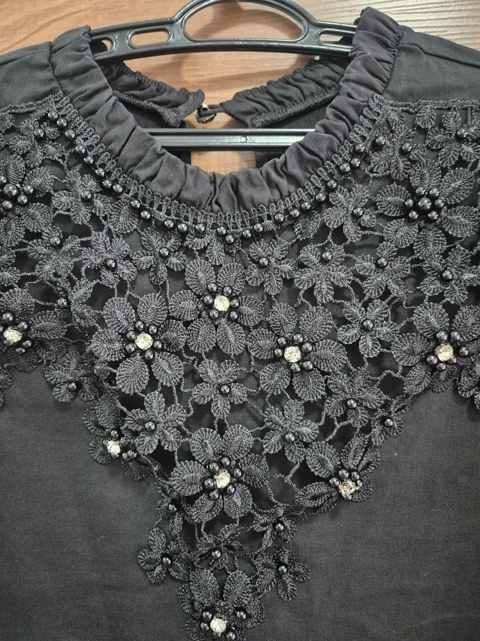 Blusa feminina linda com strass e perolas (preta) - Foto 2