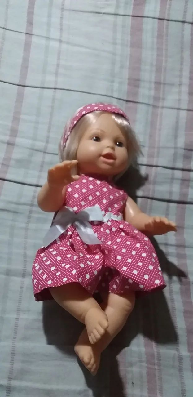 Boneca de bebê com vestido rosa de bolinhas - Foto 4