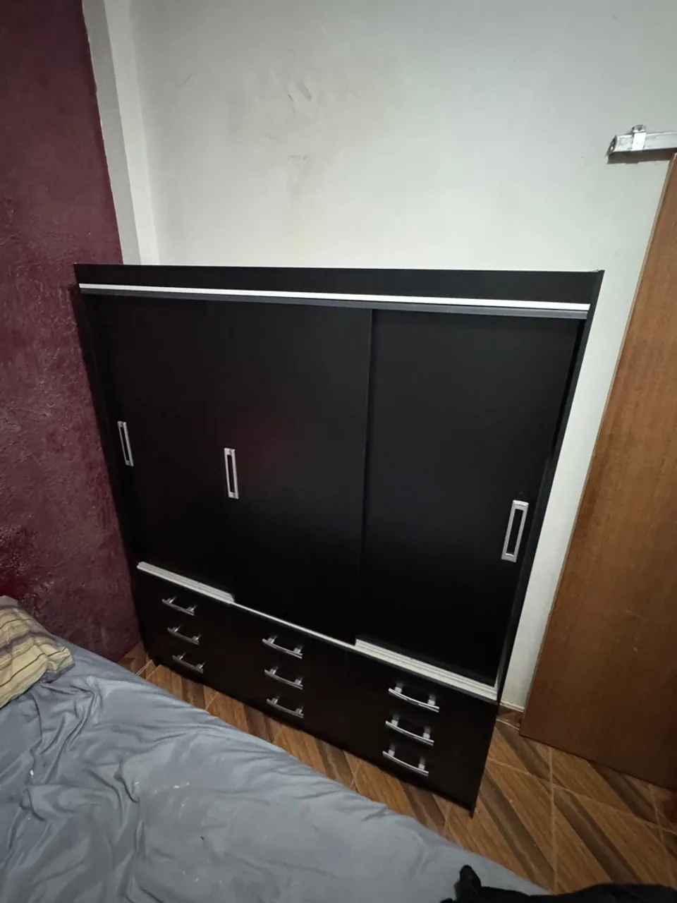 Guarda-Roupa Preto com Portas de Correr