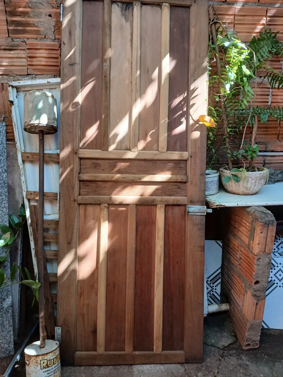 Porta de Madeira Maciça - Design Rústico