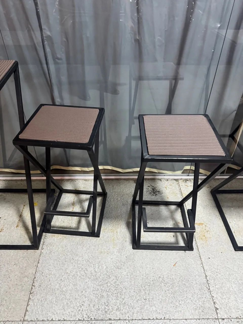 Vendi Banquetas e mesa industriais de metalon, 2 conjuntos 