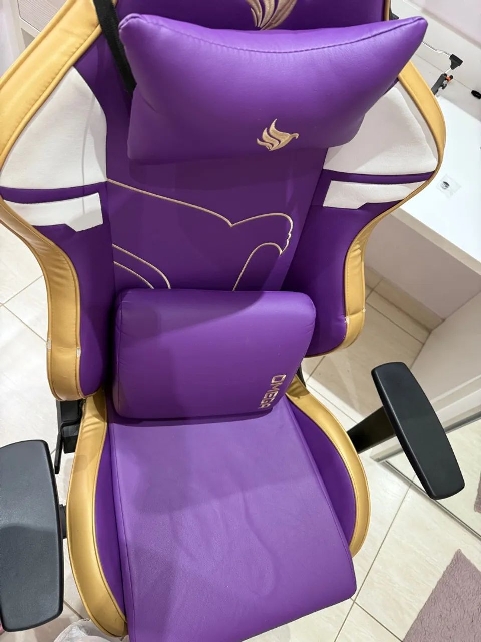 Cadeira Gamer Pichau Omega Roxo e Dourado - Foto 3