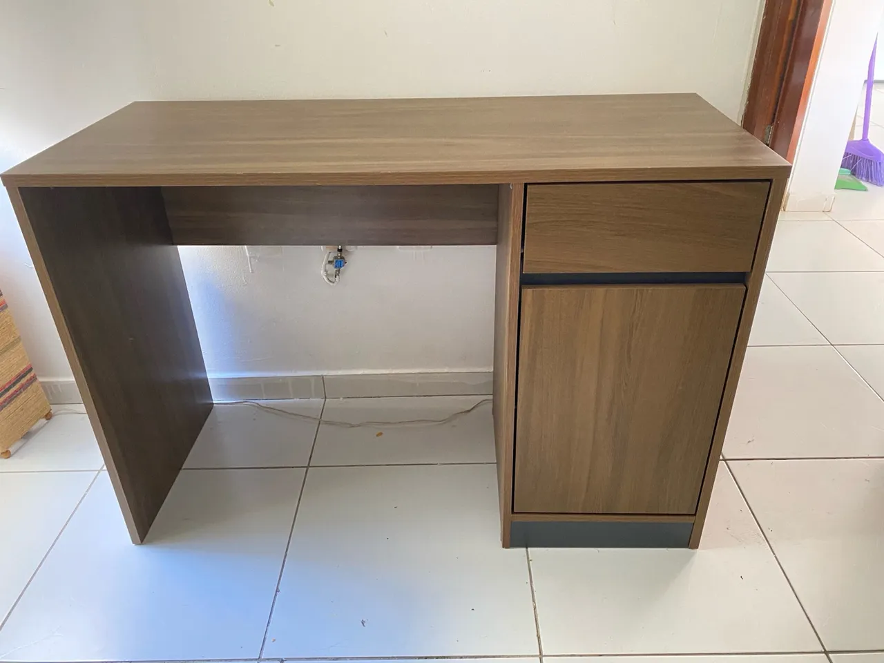 Escrivaninha com Gaveta e Porta
