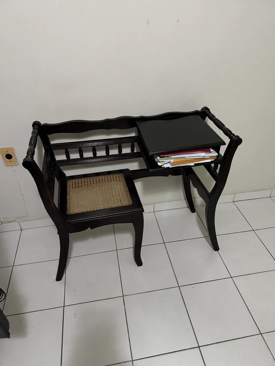 Mesa para diversas coisas inclusive como decoração 64861558231426120