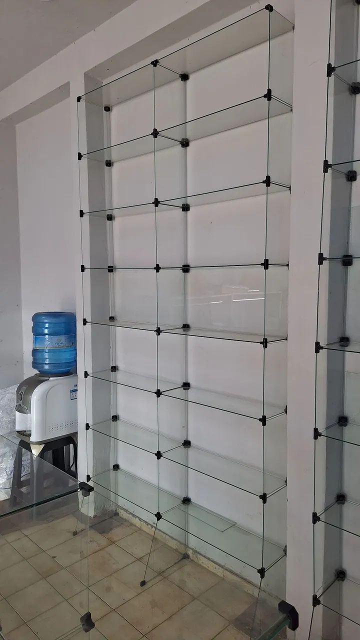 Estante de Vidro Elegante e Moderna