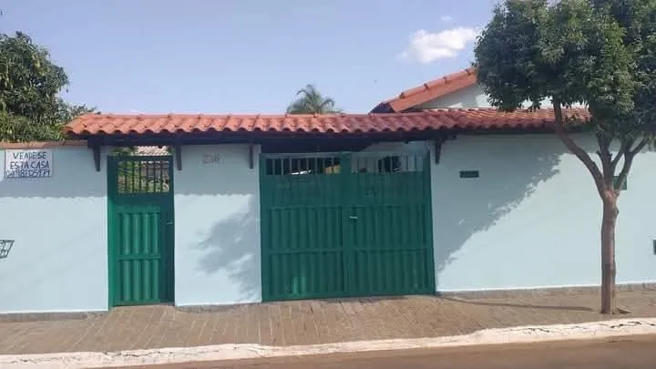 VENDE-SE excelente CASA