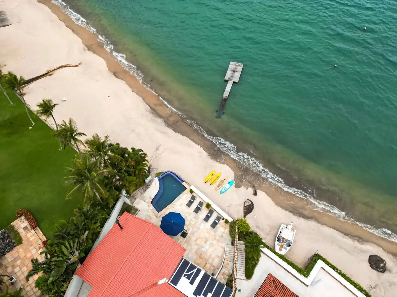 Casa de Luxo em Mombaça, Angra: 7 Suítes à Venda e Locação