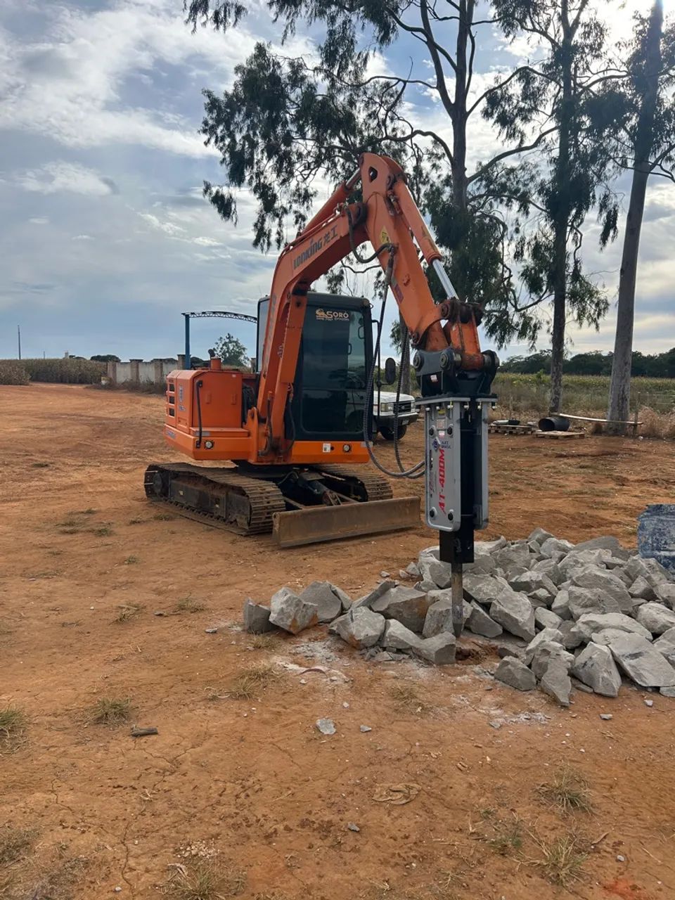 Locação de mini escavadeira, rompedor hidráulico, perfuratriz, Bobcat mini carregadeira  - Foto 4