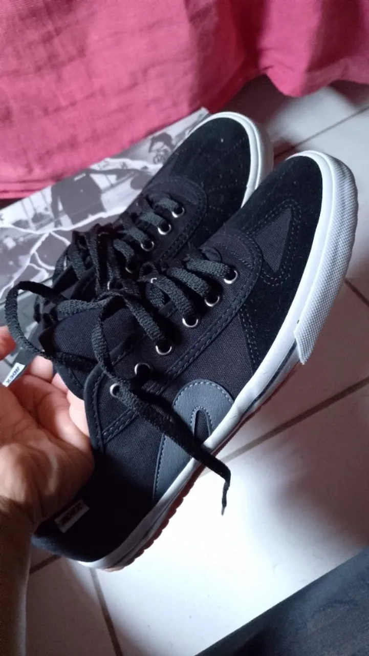 Tênis Esportivo Preto - Conforto e Estilo