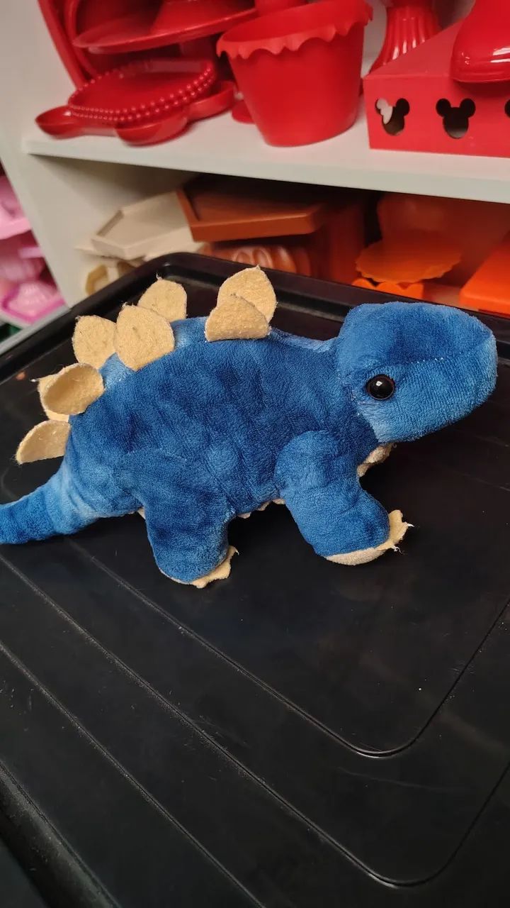 Dinossauro de pelúcia azul