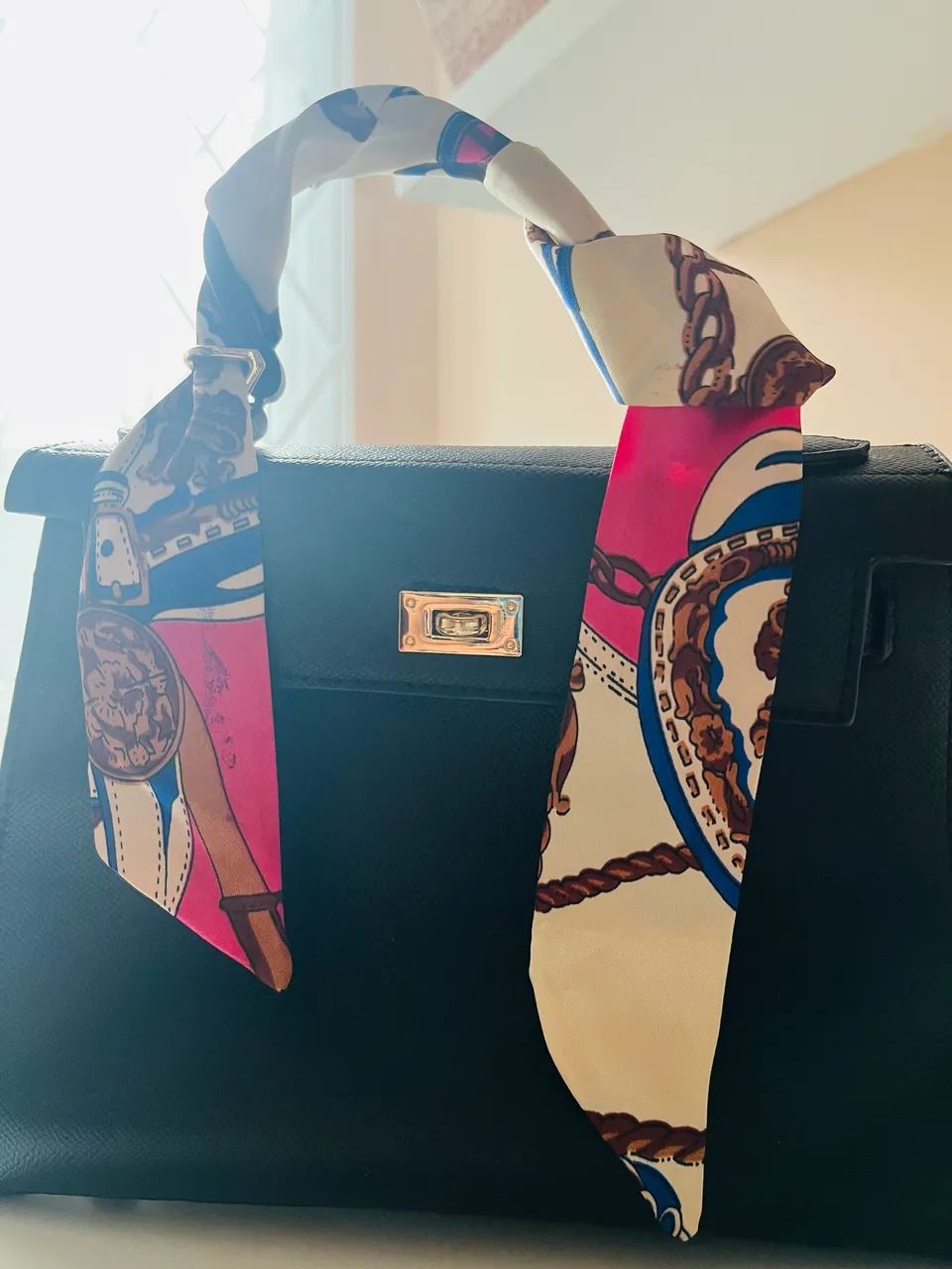 Bolsa preta de mão  - Foto 4
