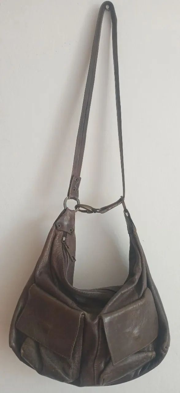 Bolsa em couro. Com alça de ombro e mão. 