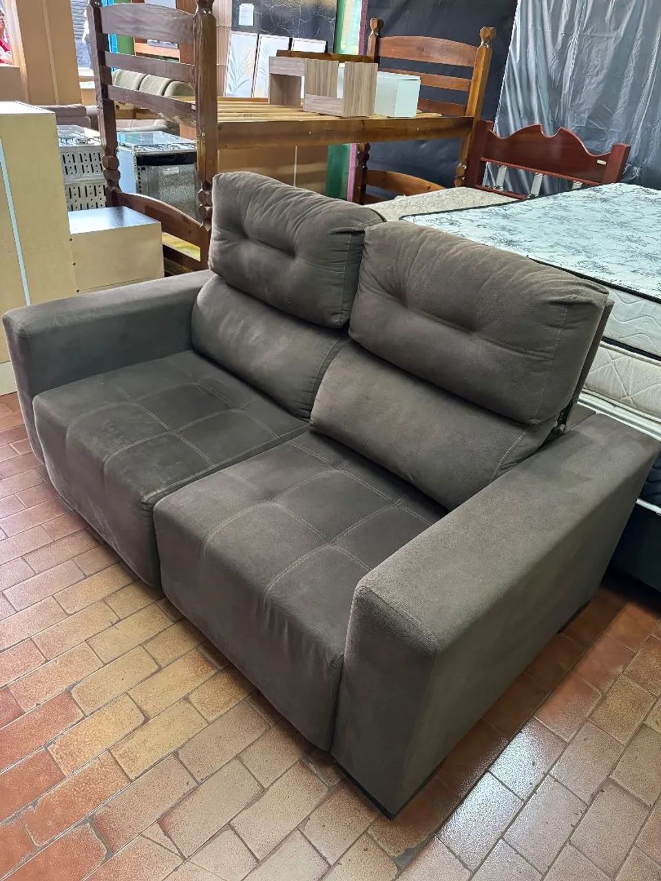 Vendo sofá retrátil e reclinável marrom  - Foto 2