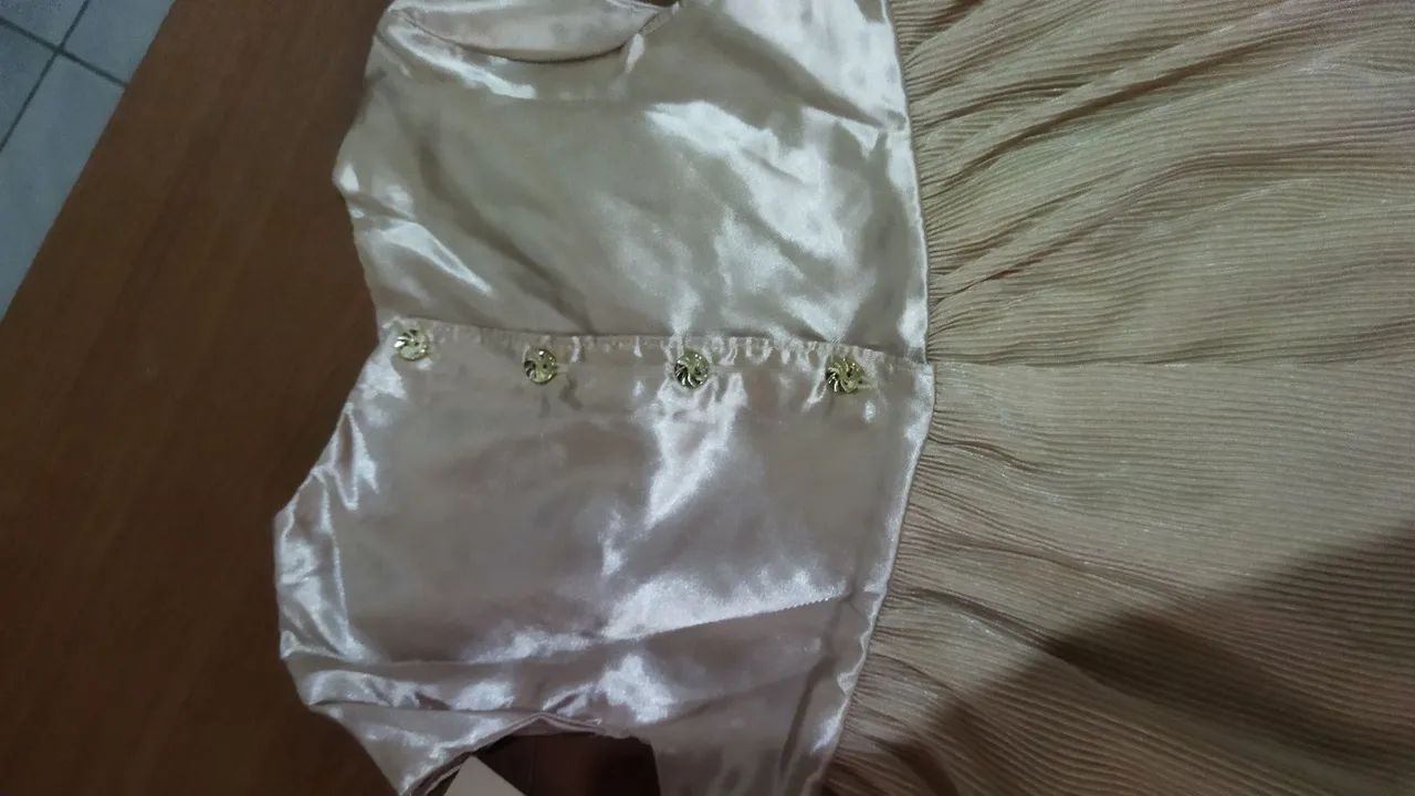 Vestido infantil champanhe lindíssimo cetim saia plissada, lacinho com pedrinha de strass  - Foto 5