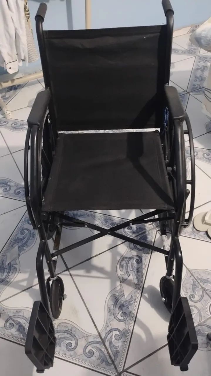Cadeira de Rodas - suporta 80kg