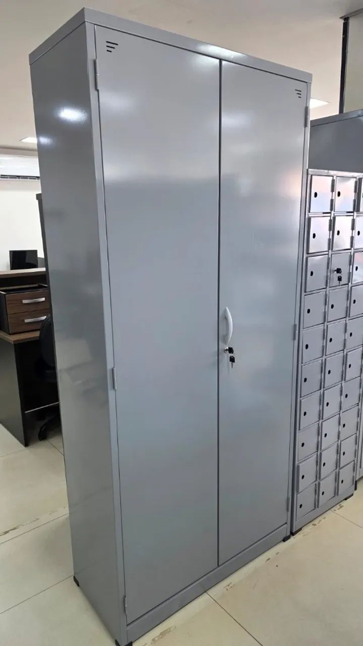 Armário de aço de 2 portas com 4 prateleiras