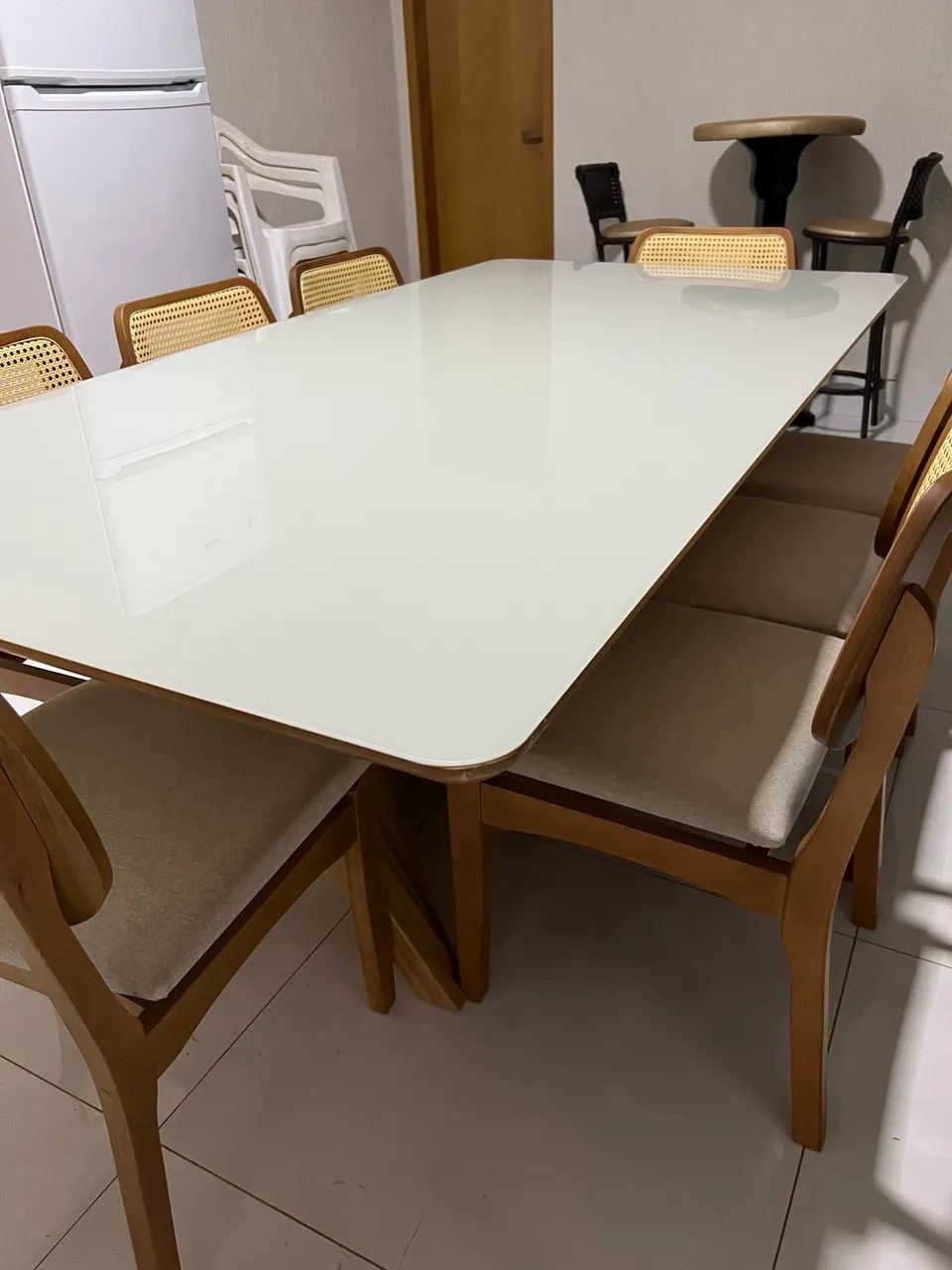 Mesa de Jantar com 08 cadeiras 2.20x1.10 Madeira Maciça 