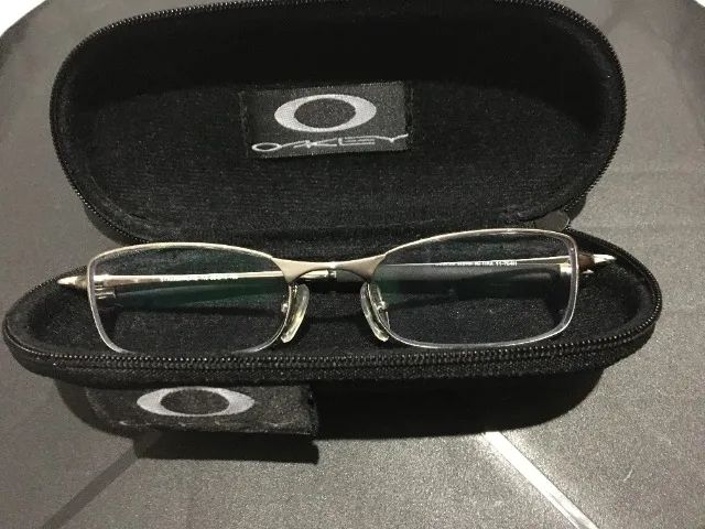 Armação Oakley prata novo na caixa - Foto 5