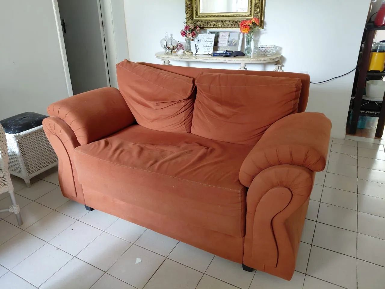 Sofá 2 Lugares em Suede Terracota - Compacto e Muito Confortável!