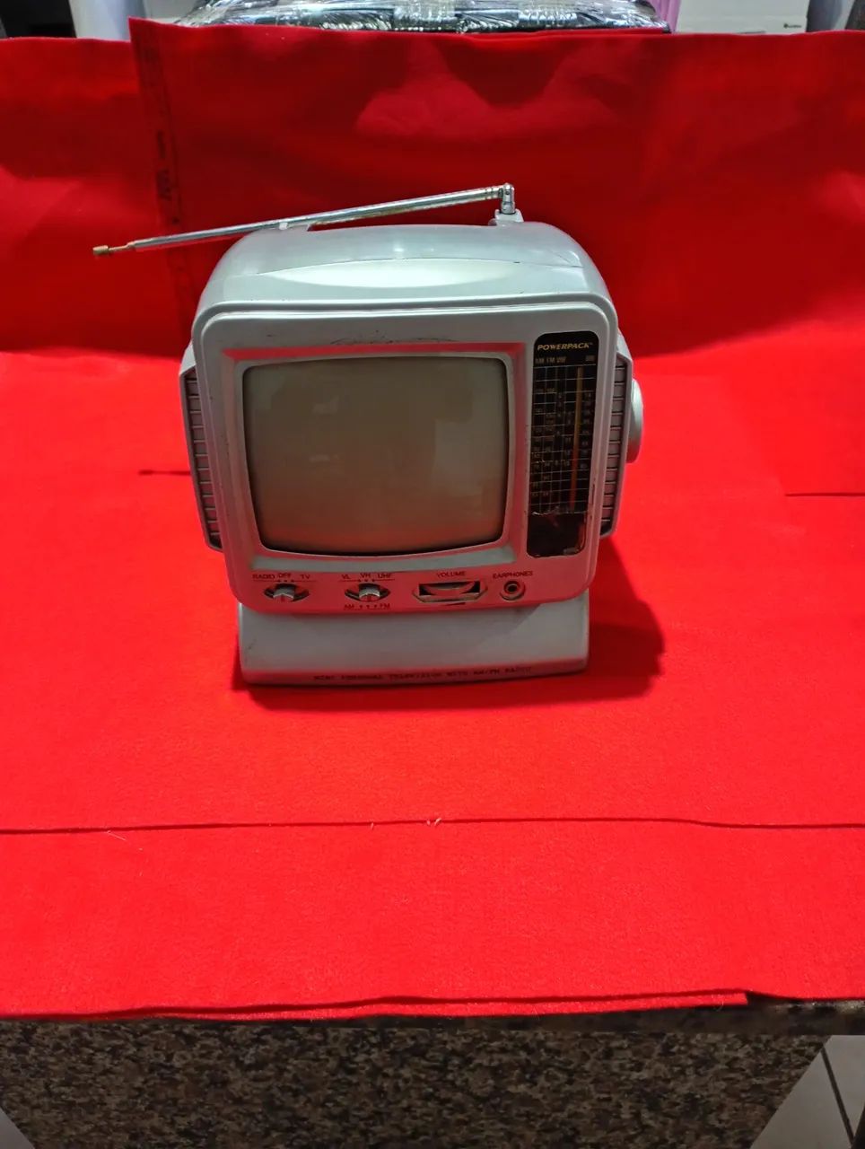 Tv antiga a pilha preta e branco. - Foto 2