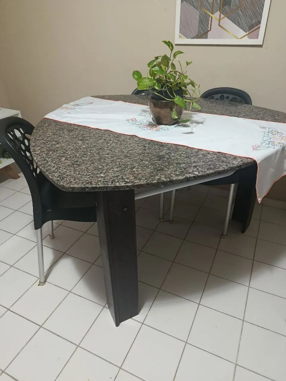 Mesa de jantar sem as cadeiras 