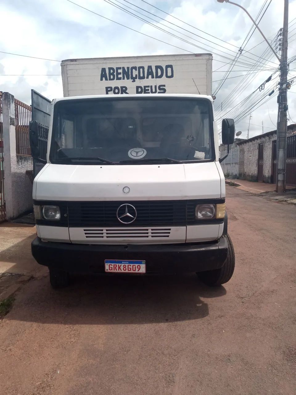 Caminhão 710 baú 