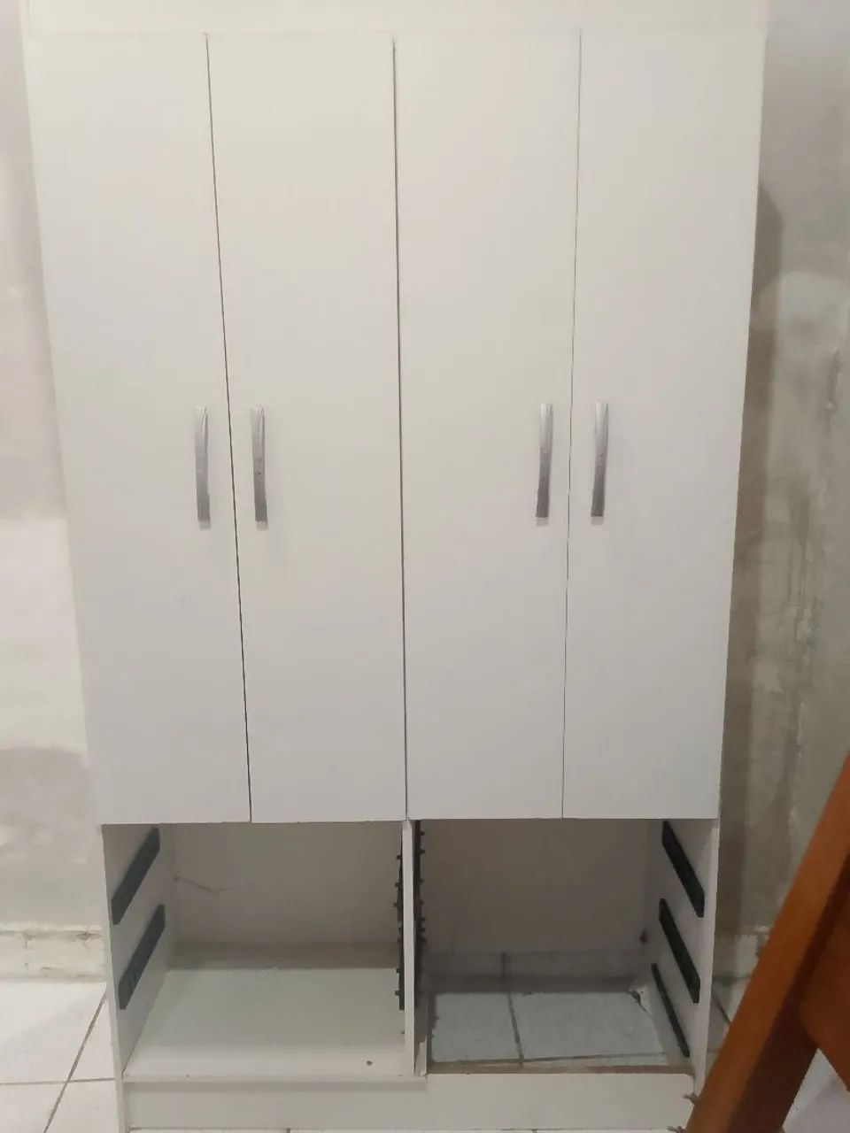 Guarda roupa solteiro branco .