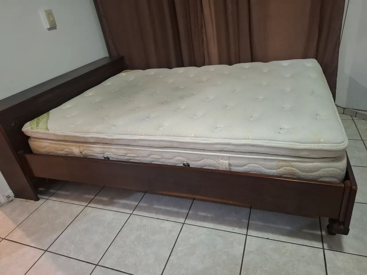 Cama de casal de imbuia com colchão de molas
