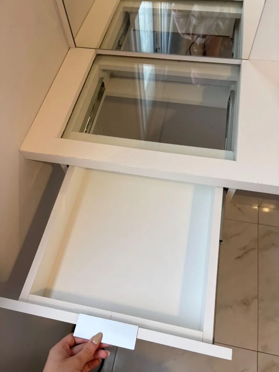 Escrivaninha e penteadeira com painel de TV e espelho incluso.