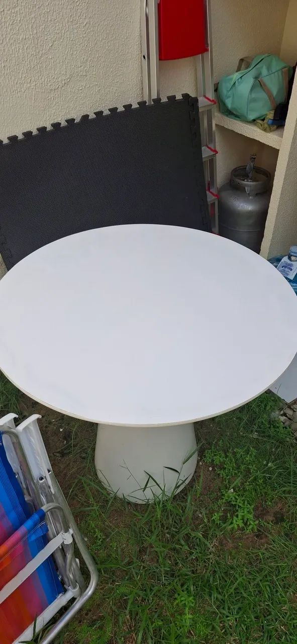 Mesa branca redonda