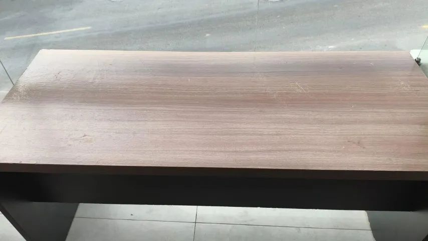 Mesa Amadeirada com preto - Usada c/ arranhões - Foto 3
