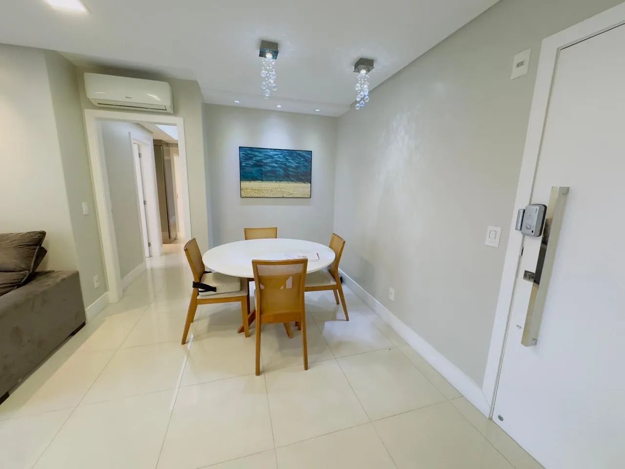 Lindo apartamento de três quartos , 1 suíte. 