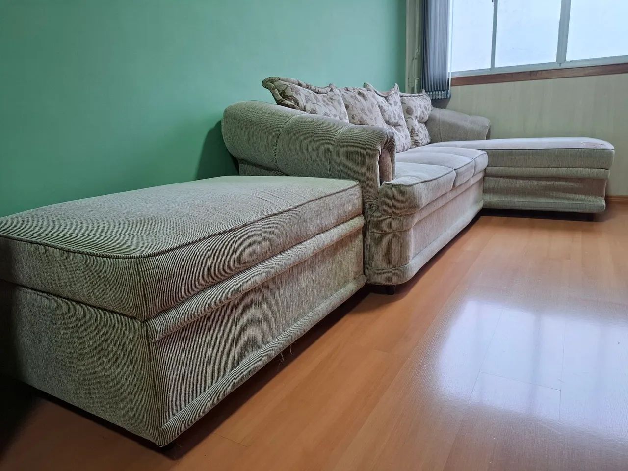 Vende-se Sofá 4 Lugares c/ Chaise Long C/ Puff - Foto 2