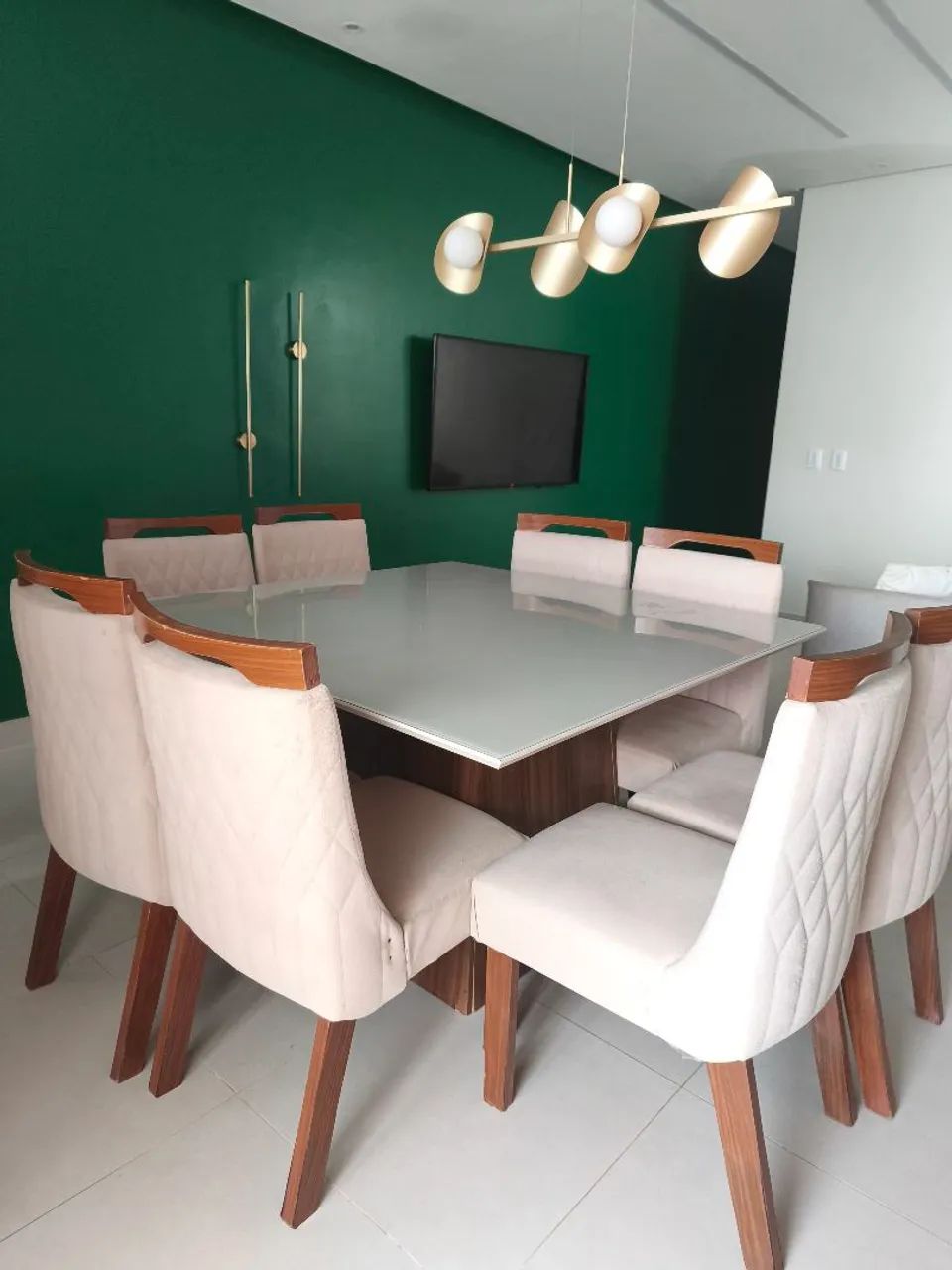 Mesa com tampo laqueado e 8 cadeiras