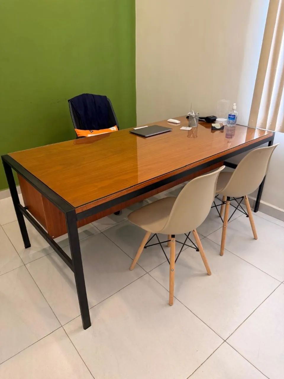 Mesa Executiva Grande de Madeira com Tampo de Vidro e Gaveteiros - Foto 3