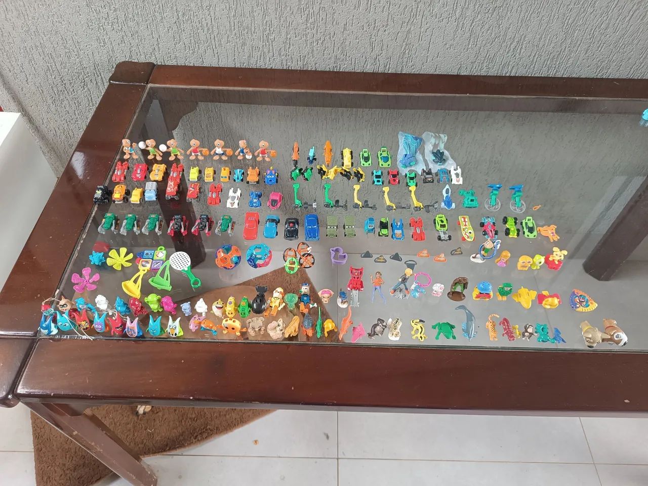 Coleção de brinquedos Kinder 