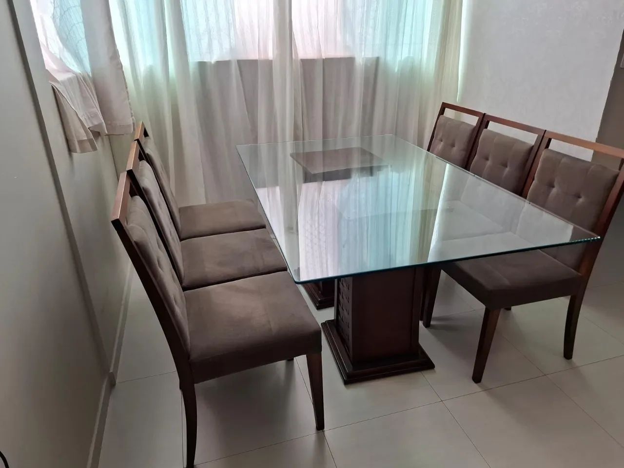 Mesa com 6 cadeiras